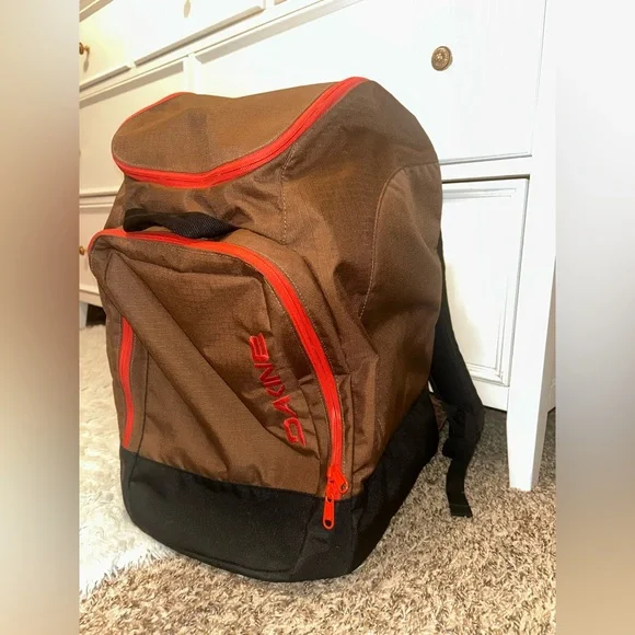 Women’s ski kit complete w/ gently used jacket, pants, leggings, gloves & bag! - Picture 3 of 17